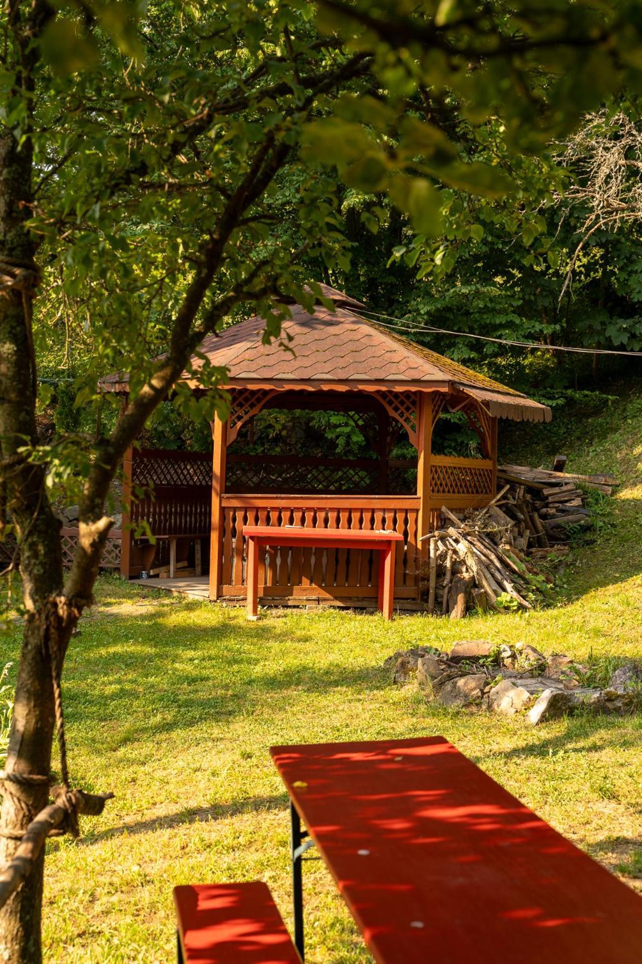 Penzion Prijemny Oddych บันสกา ชีอาว์นีซา ภายนอก รูปภาพ